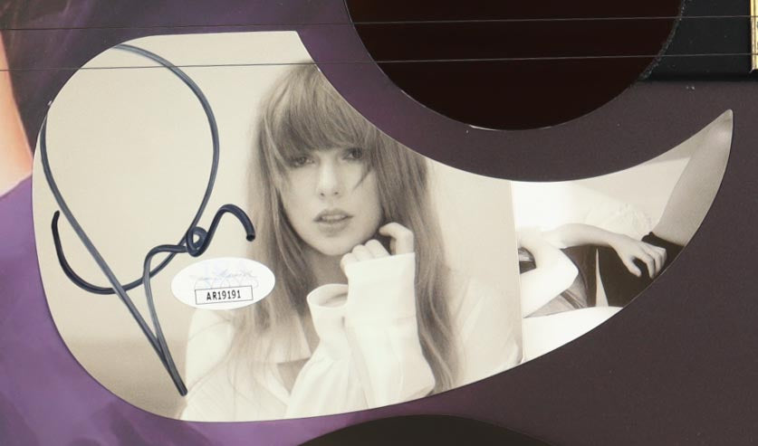 🎤 Taylor Swift Signed Guitar – Authentic Autograph + COA – Rare Collectible for Swifties