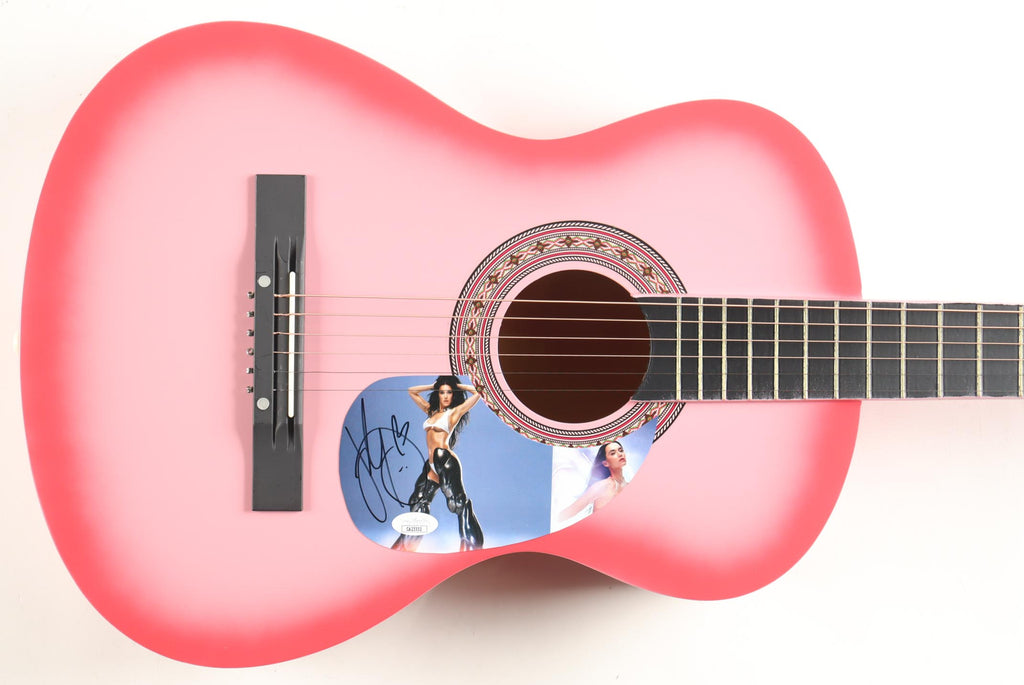 🎤 Katy Perry Signed Guitar – Authentic Autograph + COA – Rare Pop Music Collectible