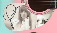 🎤 Taylor Swift Signed Guitar – Authentic Autograph + COA – Rare Collectible for Swifties